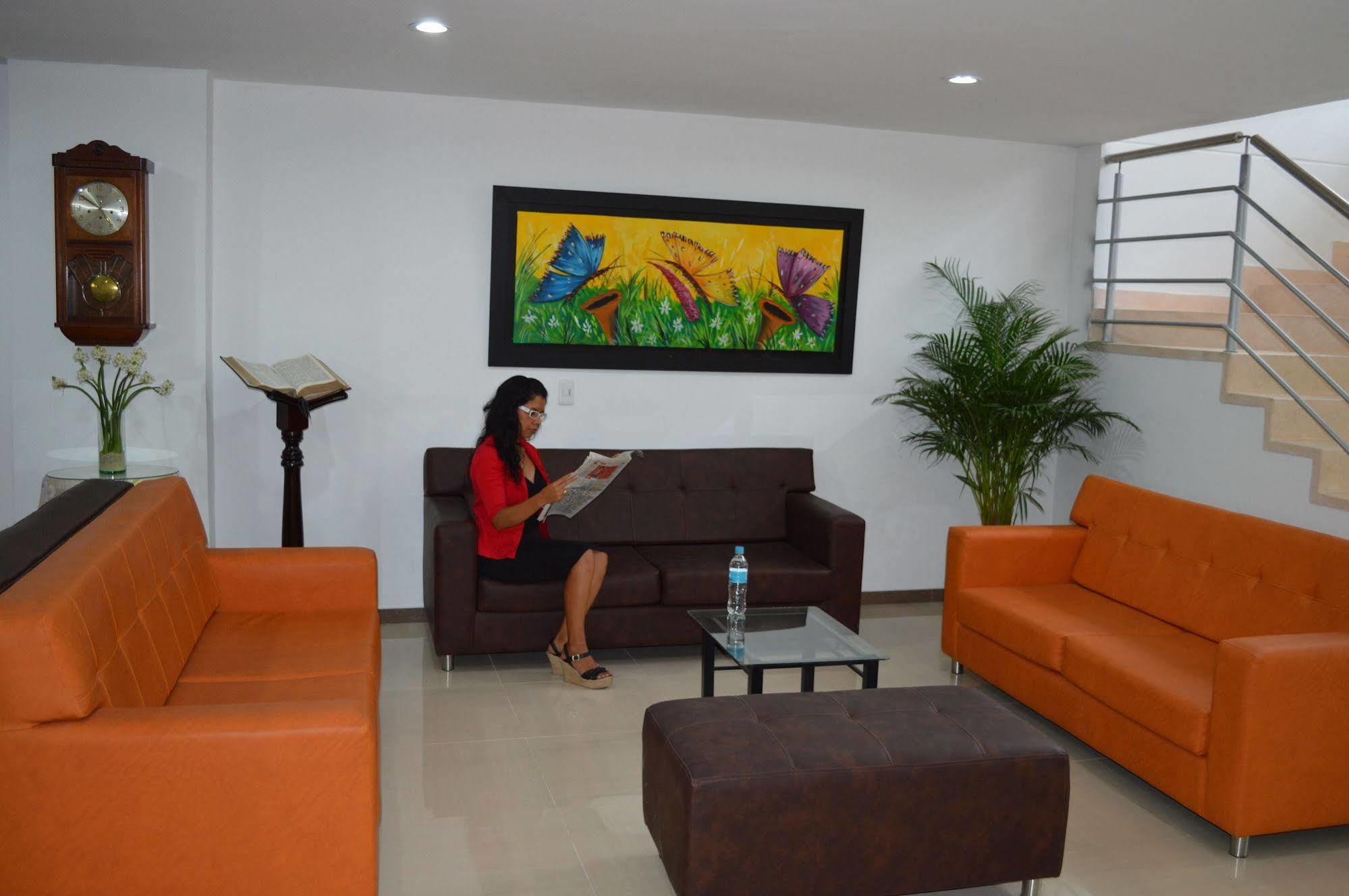 Ayenda 1501 Metropolitana Plaza Hotel บูการามังกา ภายนอก รูปภาพ