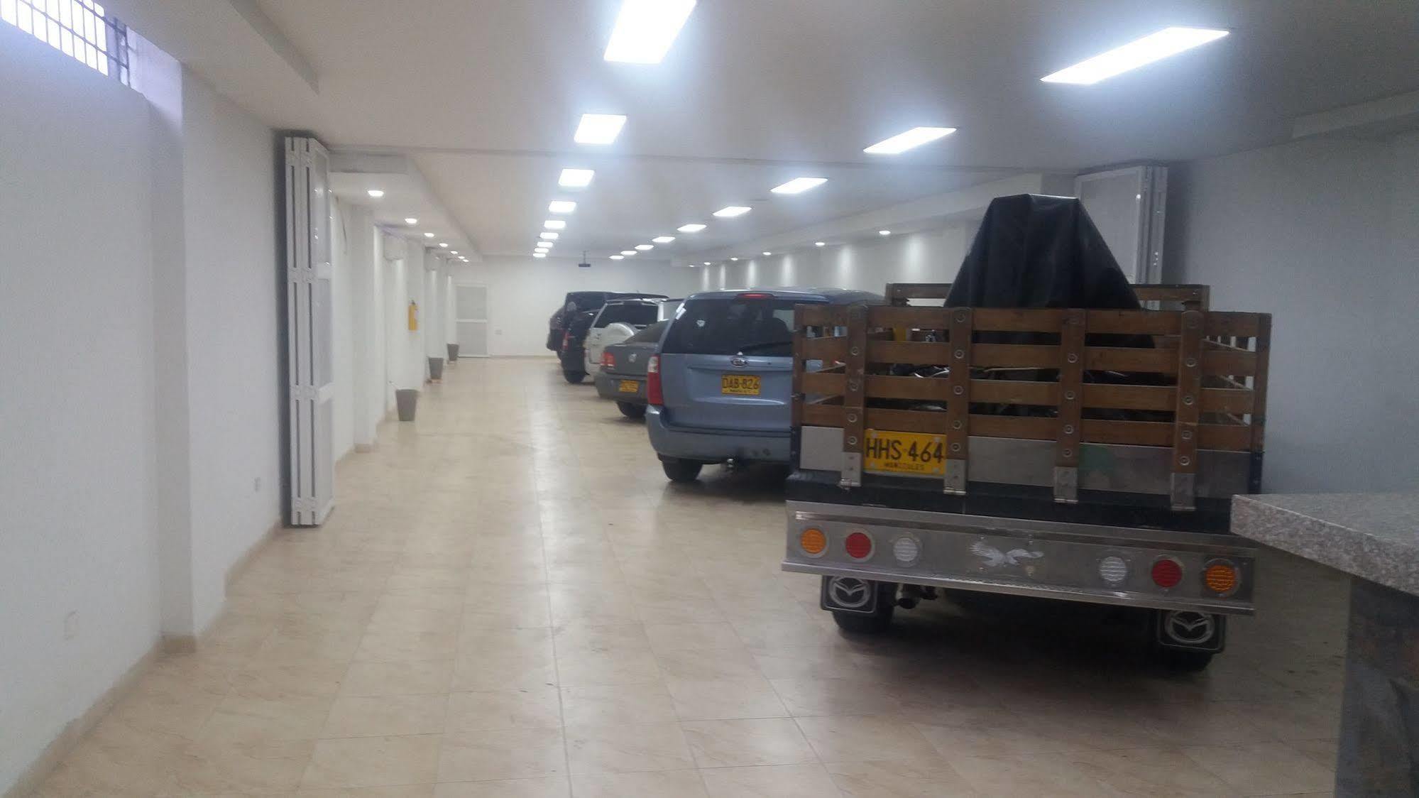 Ayenda 1501 Metropolitana Plaza Hotel บูการามังกา ภายนอก รูปภาพ